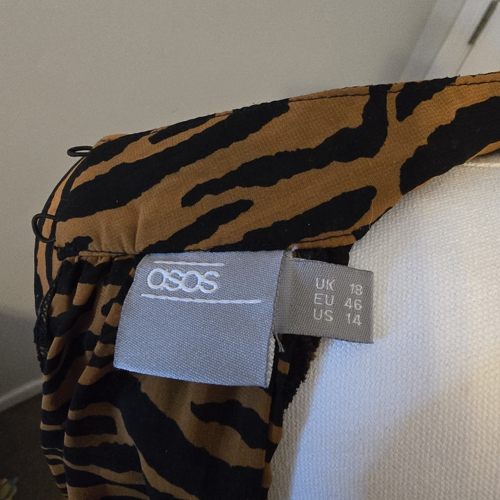 AOSO | US 14 | Tiger Print Open Back Blouse With Tie Closure - Picture 11 of 15